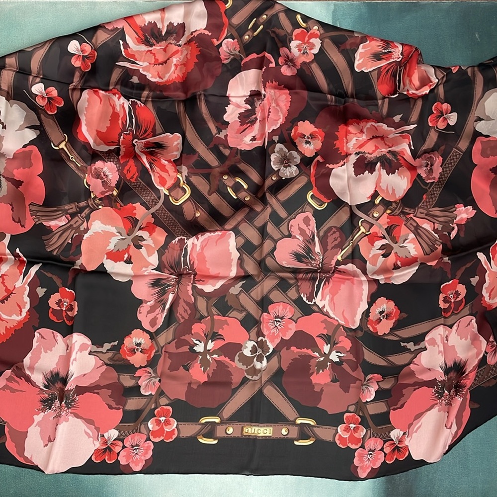Authentic Gucci Floral Silk Scarf NWT 52 x 52 - Picture 5 of 10